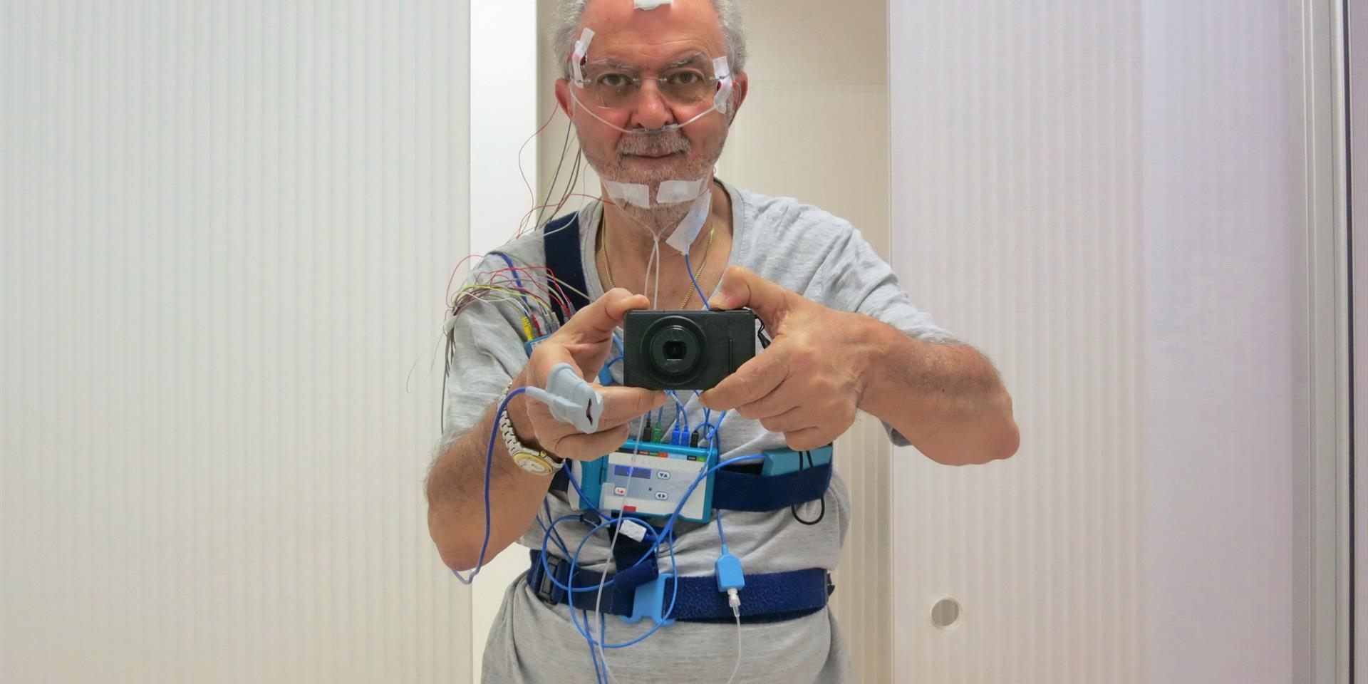 איש עושה סלפי במעבדת שינה